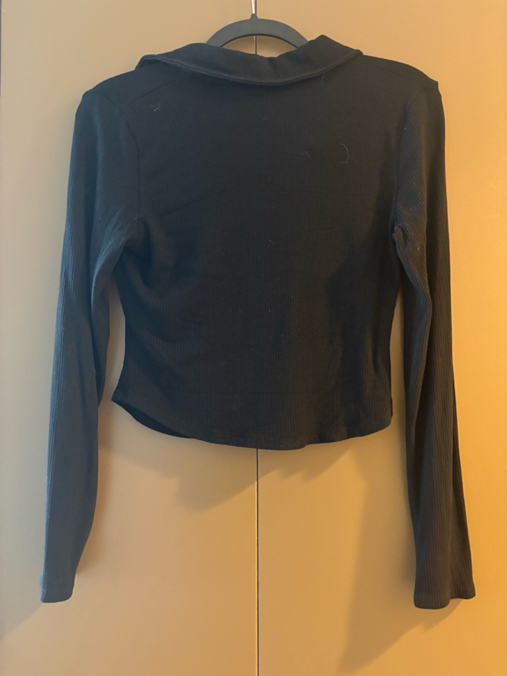 Black Ribbed Ruched Button-Down Crop Shirt - Picture 2 of 2